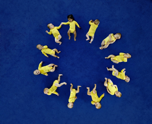 Dzieci we fladze Unii Europejskiej. © European Union, 2012