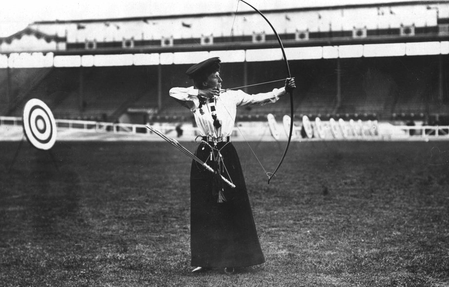 1908 rok, Londyn: Miss Queenie Newall, zwyciężczyni kobiecych zawodów w łucznictwie