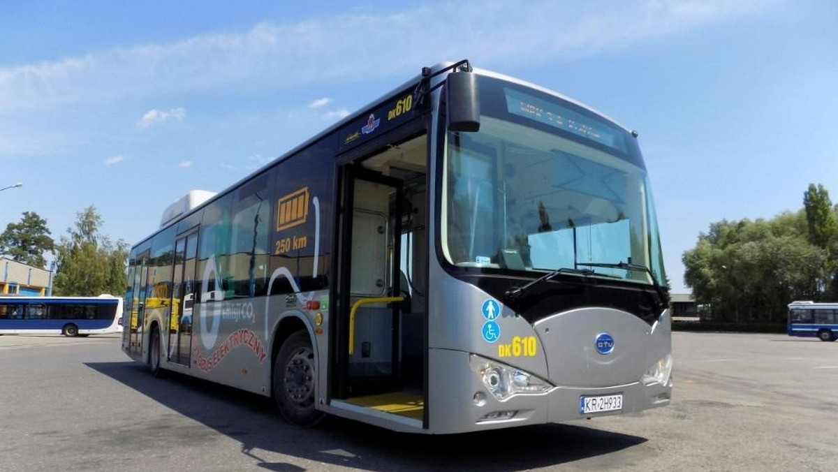 Miejskie Przedsiębiorstwo Komunikacji w Krakowie testuje dwa nowe elektryczne autobusy. Pojazdy pochodzą od chińskiego producenta BYD (Build Your Dreams) i będą jeździć na trasie linii 154, czyli pierwszej w Polsce linii obsługiwanej w pełni przez elektryczne autobusy. A jeszcze w tym roku MPK rozpisze przetarg na ok. 100 nowych autobusów, w tym wiele właśnie elektrycznych.
