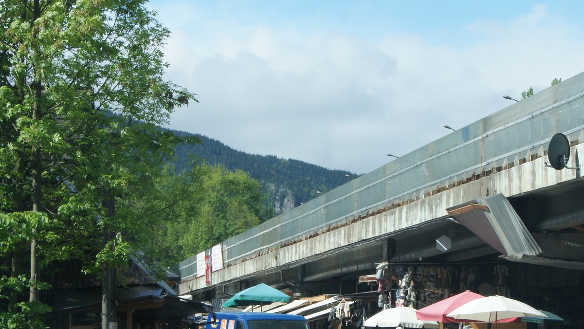 Niebawem centrum Zakopanego zmieni swe oblicze. Na szczęście, bo strasząca od lat estakada nad targowiskiem przy dolnej stacji kolejki na Gubałówkę wizytówką stolicy Podhala na pewno nie jest. Teraz szykuje się jej remont.