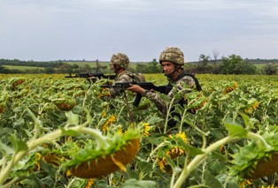 "Duża armia sowiecka bije małą sowiecką". Kryzys, który pożera ukraińskie wojsko