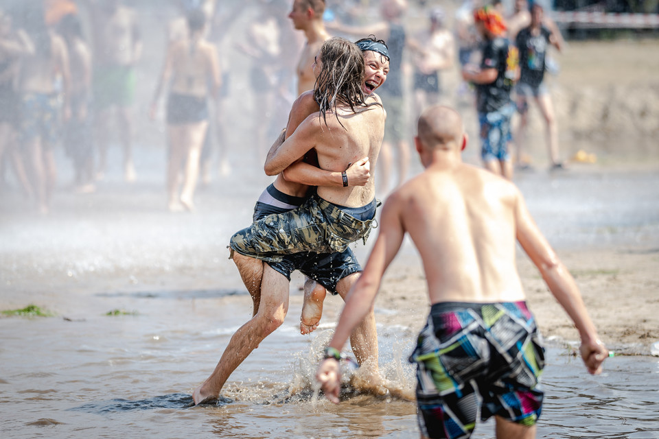 Pol'and'Rock Festival 2018: błotne kąpiele pod "grzybkiem"