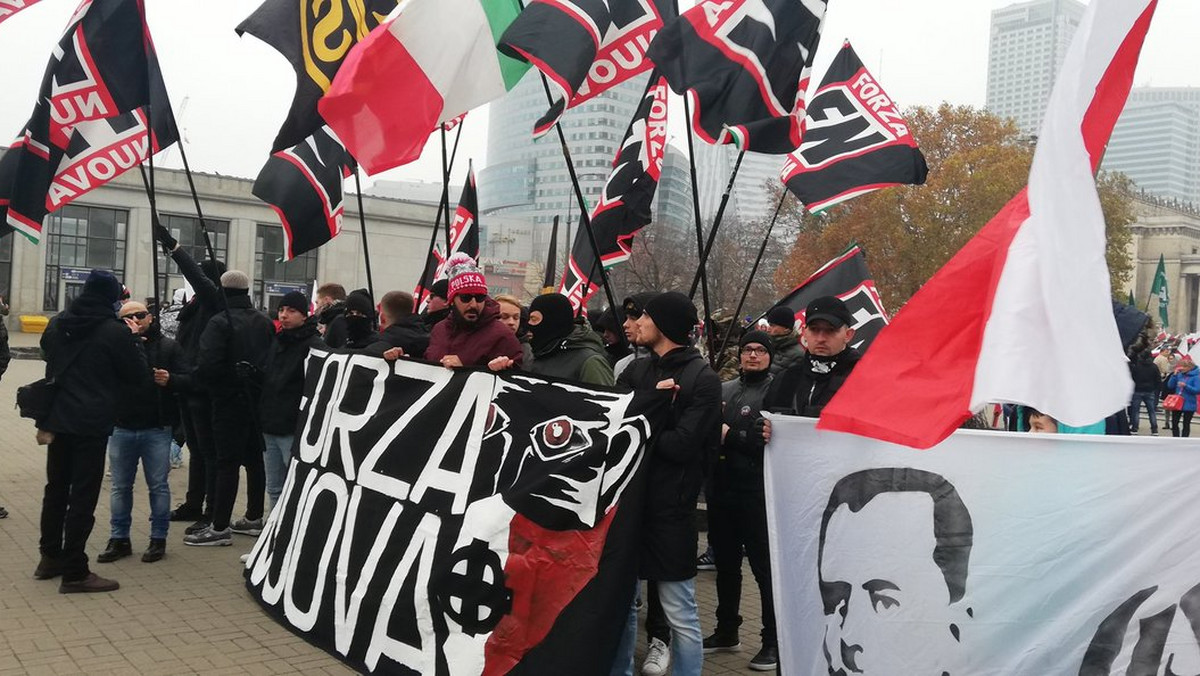 Po godzinie 15 ulicami Warszawy ruszył rządowy marsz "Dla Ciebie Polsko". Narodowcy, którzy pierwotnie mieli wziąć w nim udział, ruszyli dopiero po jakimś czasie. W marszu organizowanym przez środowiska narodowe bierze udział delegacja włoskich neofaszystów z "Forza Nuova".  