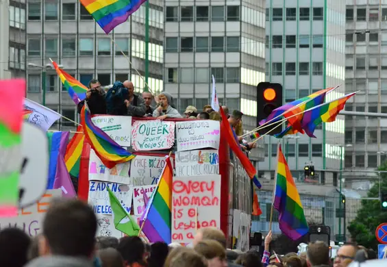 Drag queen uczyła dzieci o tolerancji czytając książkę o "Nietypowym Adasiu"