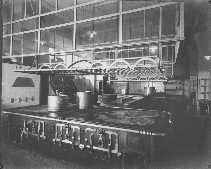 Hotelowa kuchnia w 1925 r. Źródło: Polona