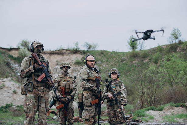 Ukraińscy żołnierze z dronem