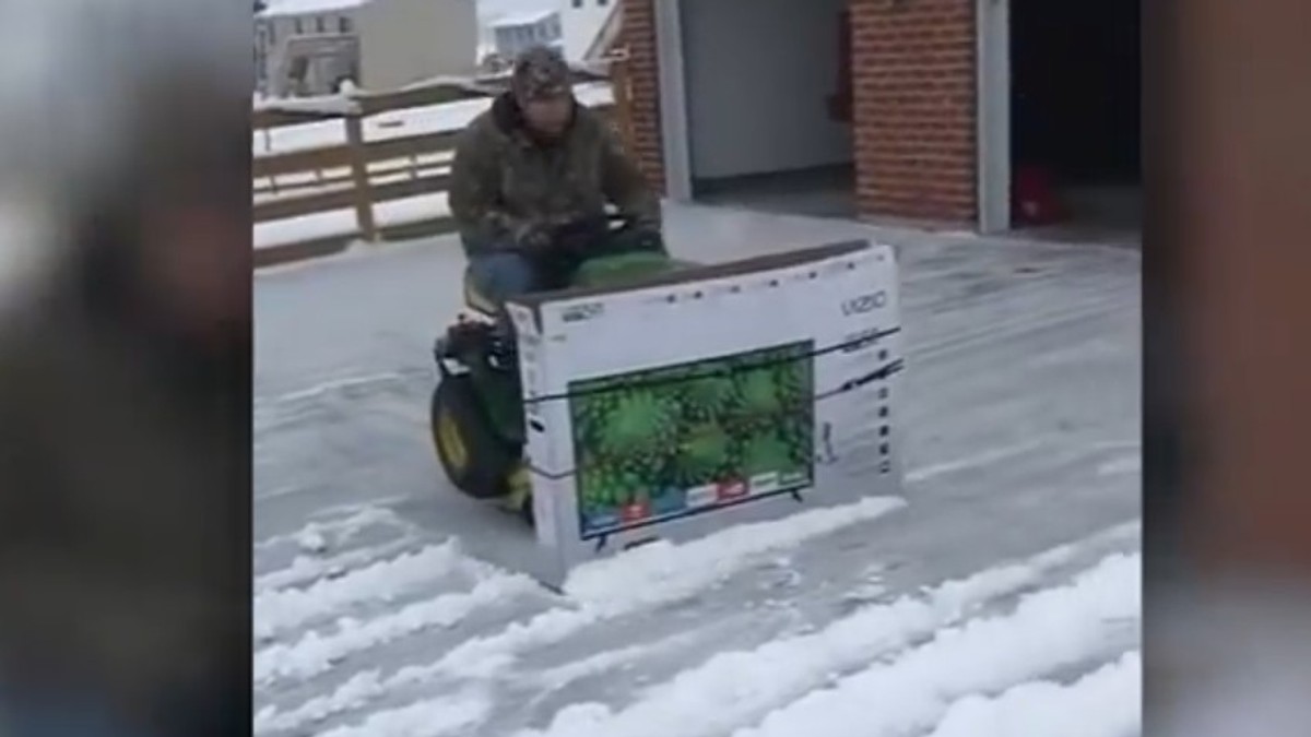 Čišćenje snega sa kartonskom kutijom