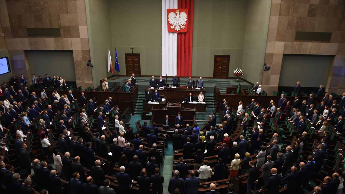 Sejm odrzucił sprawozdanie Krajowej Rady Radiofonii i Telewizji z działalności w 2015 r. Teraz sprawozdaniem zajmie się Senat. Jeśli obie izby parlamentu je odrzucą, kadencja członków Rady wygaśnie, o ile decyzję tę poprze prezydent.