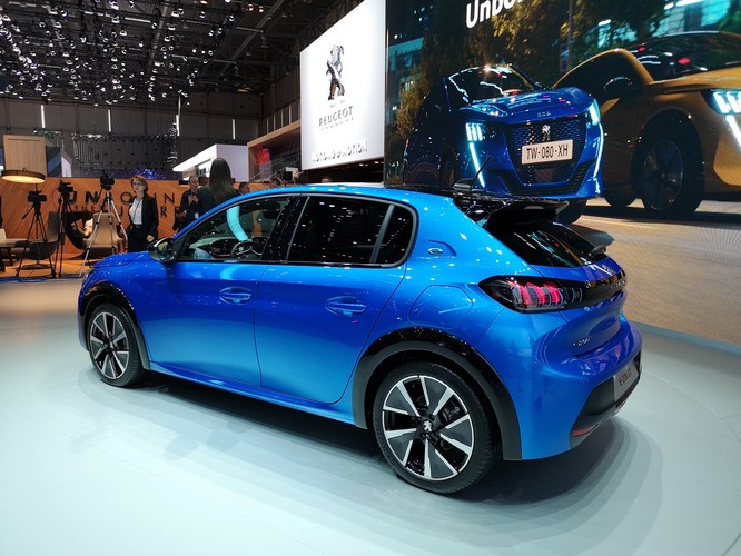 Zwróciliście uwagę, że wreszcie peugeoty zaczynają wyglądać jak… lwy? Serio! Agresywna paszcza, tu i ówdzie nawiązania do kłów i pazurów, linia przywodząca na myśl przygotowanie do skoku. Podoba mi się to. Szczególnie że jednocześnie w 208 czuć ducha starego, poczciwego Peugeota 205 GTI. Nie potrafię tego wyjaśnić słowami, ale tak to czuję. I dodatkowo doceniam przewidywalność Francuzów – zaprojektowali 208 tak, by mogło być dieslem, benzyną bądź elektrykiem (z zasięgiem ca 340 km). Niesamowite, że takie fajne auto powstało w kraju, w którym kelnerem trzeba solidnie potrząsnąć, żeby łaskawie raczył was obsłużyć. Fot. Łukasz Bąk