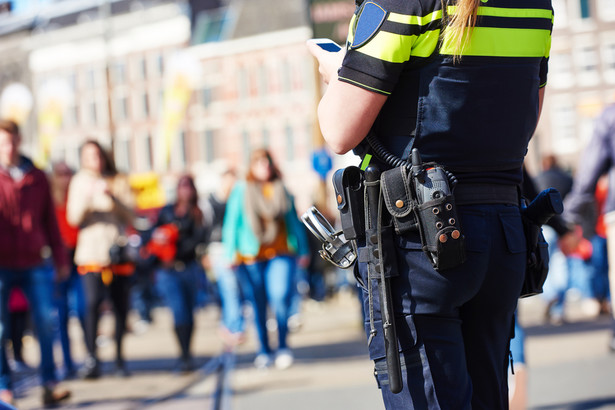 Policjant na jednej z ulic Amsterdamu