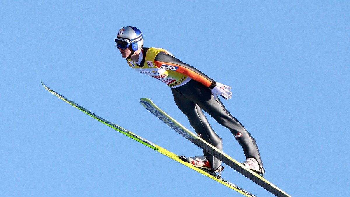 Kwalifikacje do Turnieju Czterech Skoczni w Garmisch-Partenkirchen wywalczyło czterech Polaków: Adam Małysz, Kamil Stoch, Stefan Hula oraz Dawid Kubacki. W sobotę najłatwiej teoretycznie będzie miał Małysz, który w parze zmierzy się z Japończykiem Yutą Watase.