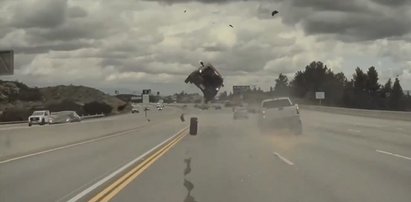 Makabryczny wypadek na autostradzie. Samochód dosłownie wystrzelił w powietrze [WIDEO]