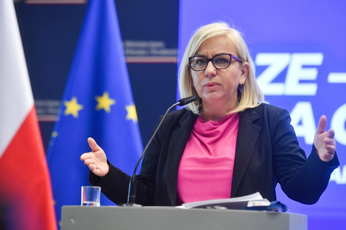 Minister klimatu i środowiska Paulina Hennig-Kloska podczas konferencji prasowej "Wspieranie inwestycji dotyczących wytwarzania energii cieplnej z odnawialnych źródeł energii"
