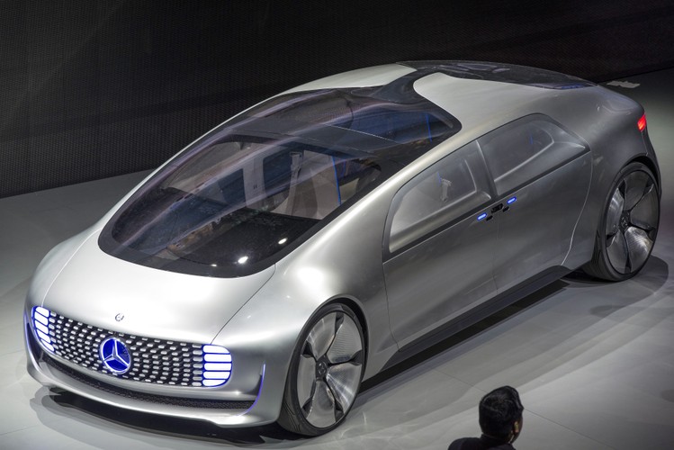 To nie Tesla a Dailmer zaprezentował w Las Vegas prawdziwy samochód przyszłości. AG Mercedes-Benz F015 to prototyp autonomicznego samochodu naszpikowanego nowoczesną technologią, która całkowicie wyręcza kierowcę w prowadzeniu pojazdu.