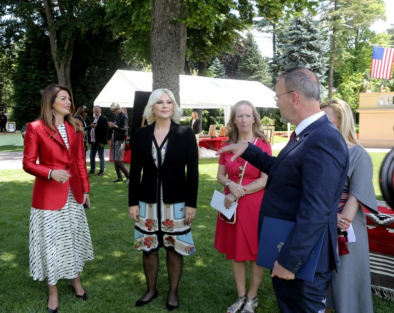 Ministarka Tatjana Matić i potpredsednica Vlade Zorana Mihajlović u društvu gospođe En Godfri i ambasadora SAD, Entonija Godfrija.