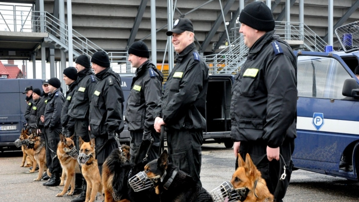 Butelki rzucane przez pseudokibiców lądowały na tarczach zwartego oddziału policjantów. Ci szli wciąż naprzód mimo agresji chuliganów. Bardziej agresywni zostali szybko i sprawnie wyprowadzeni z tłumu. Po kilku minutach - mimo zmęczenia, kiboli wypuszczono i cały scenariusz został powtórzony. Gorzowscy funkcjonariusze ćwiczyli przed Euro 2012 - podaje lubuska policja.