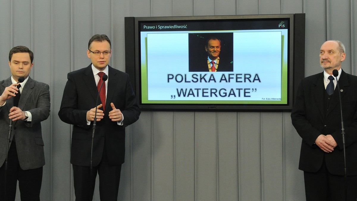 - To jest więcej niż afera Wartergate, bo dotyczyła inwigilowania urzędującego prezydenta - oświadczył podczas konferencji prasowej w Sejmie poseł PiS Adam Hofman. Arkadiusz Mularczyk przy okazji zaapelował do dziennikarzy. - Czy Donald Tusk wiedział o inwigilacji śp. Lecha Kaczyńskiego? Wzywamy wszystkich dziennikarzy w Polsce: Monikę Olejnik, Tomasza Lisa, wszystkich dziennikarzy "Gazety Wyborczej", by pytali o to pana premiera - mówił poseł.