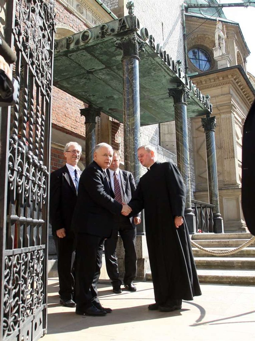 Kaczyński modlił się przy grobie ukochanego brata