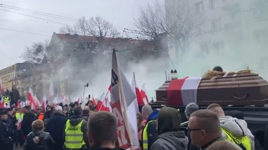 Gorąco na proteście rolników. Odpalili petardy i race. Interwencja policji