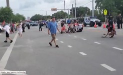 Furgonetka wjechała w uczestników Parady Równości na Florydzie. Jedna osoba zginęła [WIDEO]