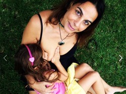 52-latka karmi 6-letnią córkę piersią i uwielbia to pokazywać. FOTO