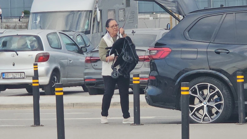 Verica Šerifović sa unukom na aerodromu