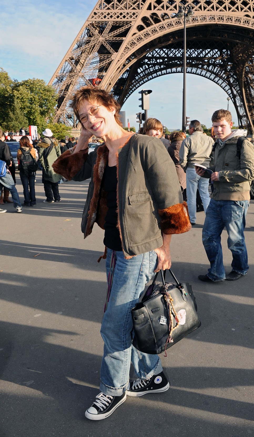 A Hermes divatház legikonikusabb táskájának névadójaként természetesen soha nem hiányozhatott a színésznő kezéből egy Birkin