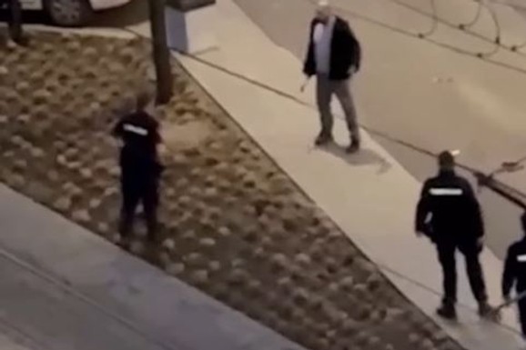 (VIDEO) ČEKIĆEM RAZBIJAO POLICIJSKA VOZILA Haos ispred stanice Savski venac: Napao i jednog policajca