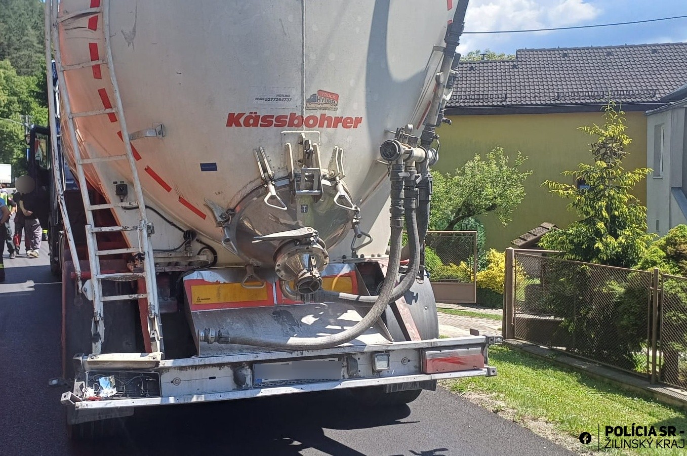Čelnú zrážku v Rajeckých Tepliciach neprežil vodič osobného auta.