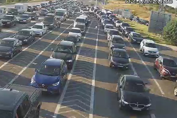 PAKLENE GUŽVE NA GRANICAMA Kolone još uvek kilometarske, ovaj put u Srbiji MAKSIMALNO opterećen! Evo koliko se trenutno čeka na izlazima iz zemlje
