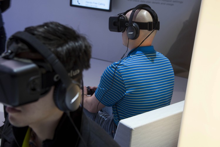 Okulary rozszerzonej rzeczywistości robią w Las Vegas prawdziwą furorę. Najnowszy model swojego urządzenia zaprezentował nie tylko należący do Facebooka Oculus, ale również Samsung, Sony oraz Razer. Która z tych firm zdobędzie serca graczy?