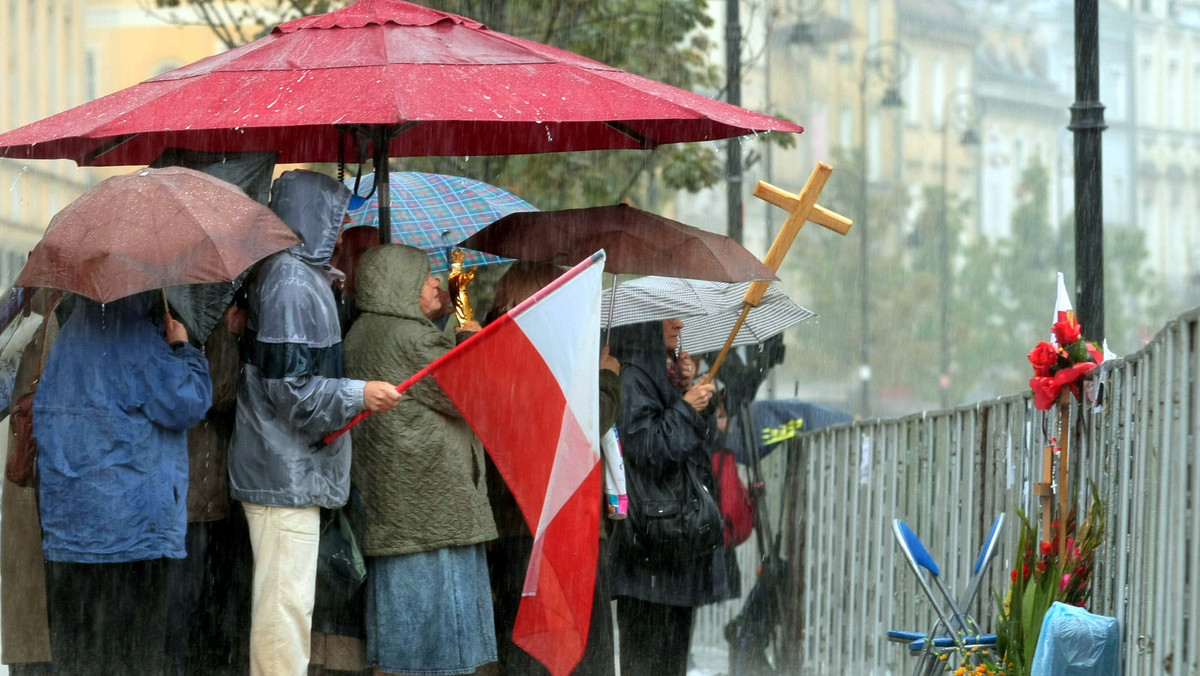 Obrońcy krzyża przed Pałacem Prezydenckim twierdzą, że po południu przed Pałacem mają się pojawić członkowie Solidarności z Gdańska i Solidarności Rolników Indywidualnych z Rzeszowa. Szef Solidarności Janusz Śniadek nie wyklucza , że "któraś ze struktur Solidarności" coś w tej sprawie planuje. On sam jednak - jak powiedział IAR - nic o tym nie wie.