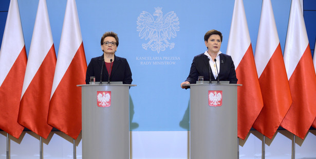 Beata Szydło i minister edukacji narodowej Anna Zalewska podczas konferencji prasowej dot. ustawy oświatowej