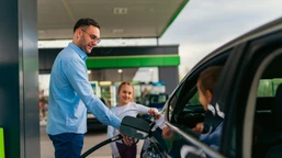 paliwo w górę czy w dół? sprawdź, co dzieje się z cenami diesla i benz