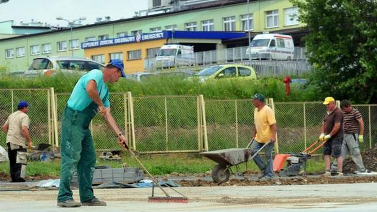 Roboty przy szpitalu mają się zakończyć do końca miesiąca - informuje portal nowiny24.pl.