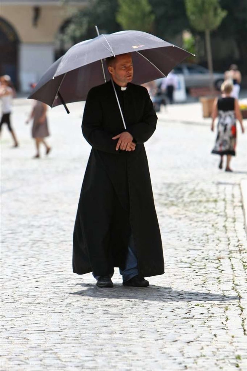 Skandal z "Ojcem Mateuszem". Pisarz opisał jak Żmijewski...