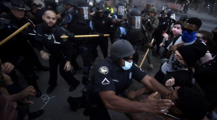 gy férfi kamionnal hajtott a tüntető tömegbe /Fotó: MTI/AP/Mike Stewar