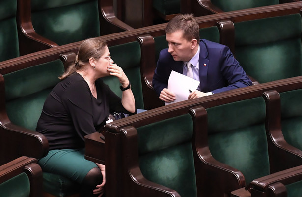 Posłowie PiS Krystyna Pawłowicz i Łukasz Schreiber w Sejmie. Trwa pierwsze czytanie nowelizacji ustawy o Sądzie Najwyższy