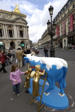 FRANCE-ARTS-COW-PARADE