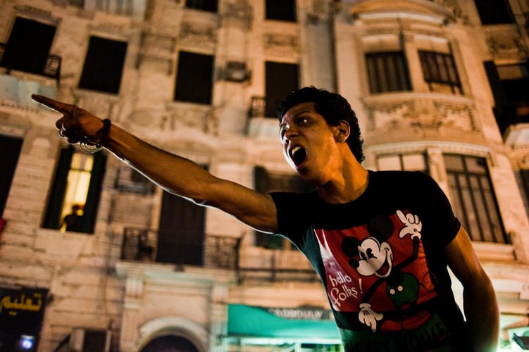 9 października 2011 r. w Kairze podczas pokojowego marszu mniejszości koptyjskiej doszło do pierwszych od czasu ustąpienia Mubaraka zamieszek i starć z wojskiem. Zginęło ponad 30 osób, a 200 zostało rannych. Fotografia Filipa Klimaszewskiego otrzymała drugie miejsce za zdjęcie pojedyncze w kategorii 