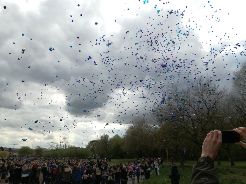 Tłumy żegnają Alfiego Evansa. W powietrze puszczono morze balonów