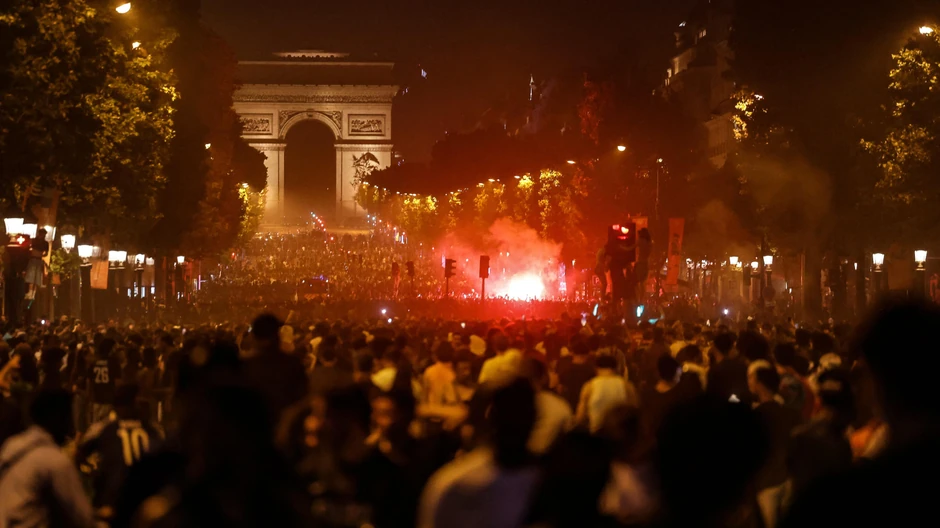 Navijači na Jelisejskim poljima u Parizu | Foto: AFP via Getty Images
