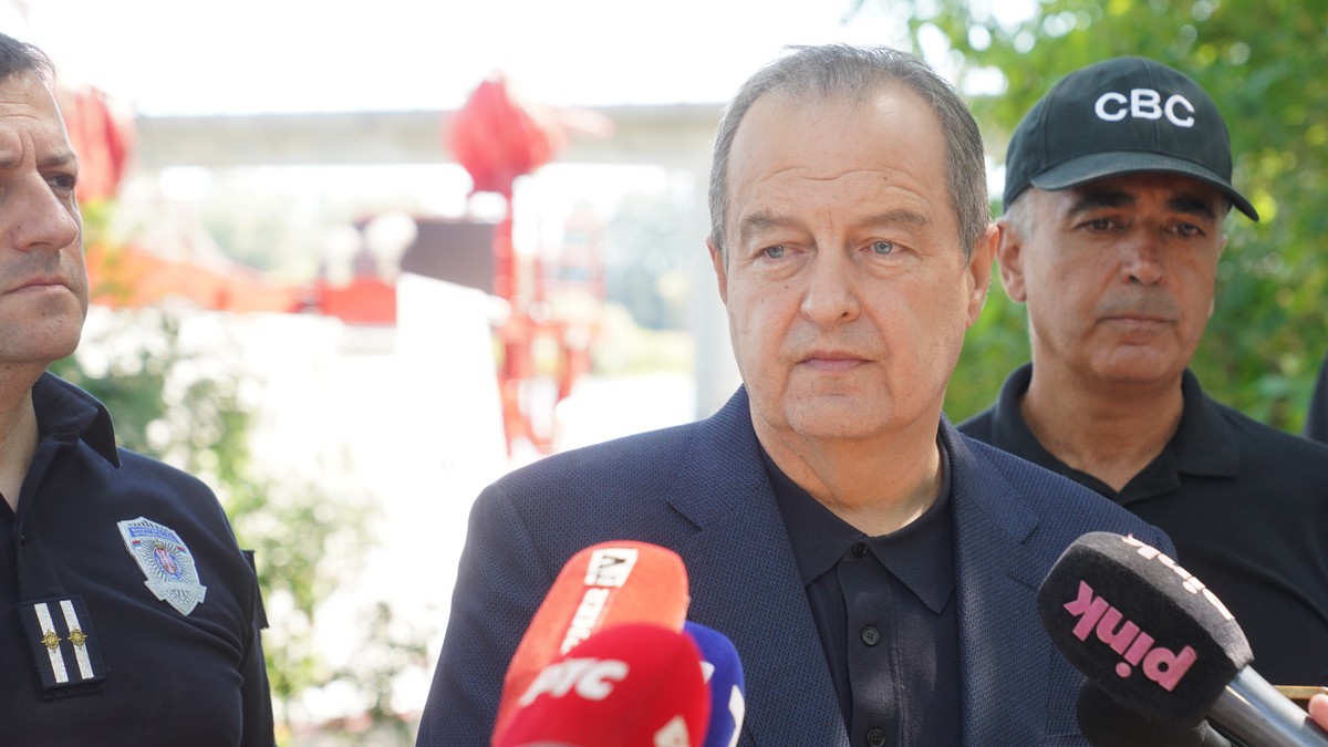 Ivica Dačić  obilazak  vatrogasnog broda 
