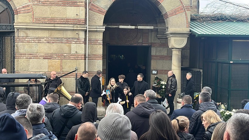 Sahrana Željka Rutovića, ćerka nosi sliku očevu