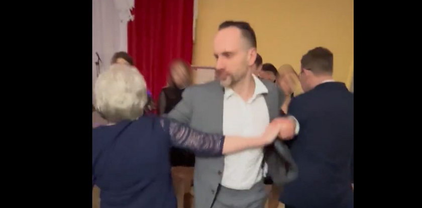 Janusz Kowalski z kolegą z partii rozgrzewał parkiet na gminnej potańcówce. "Damy radę w You Can Dance"?[NAGRANIE]