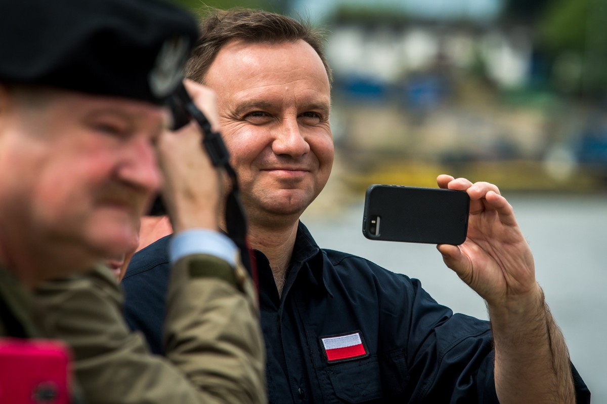 Prezydent Andrzej Duda obserwuje budowę przeprawy promowej oraz mostu amfibijnego na Wiśle w Chełmnie, 13 bm. (zuz) PAP/Tytus Żmijewski