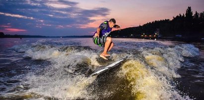 Nocne pływanie i triki na światowym poziomie. Relacja z WakeGP 2017