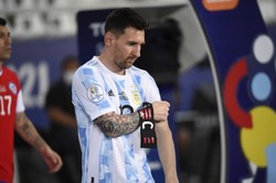 11-latek czekał z plakatem na Messiego. "Wybacz mojej matce. Nie wiedziała, co czyni"