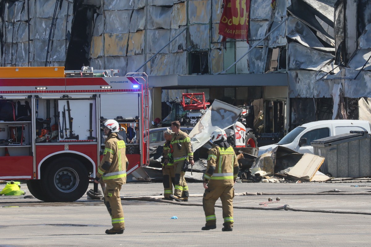 Strażacy przy zniszczonym budynku hali przy Marywilskiej 44
