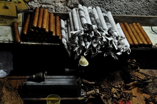 CUBA - CIGARS - CLANDESTINE - MAKER